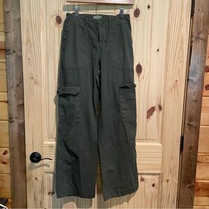 Universal Thread Sage Green Wide Leg Cargo Pants Size 2